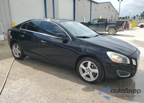 2013 Volvo S60 T5 z USA, uszkodzony, nr VIN YV1612FS1D2207965